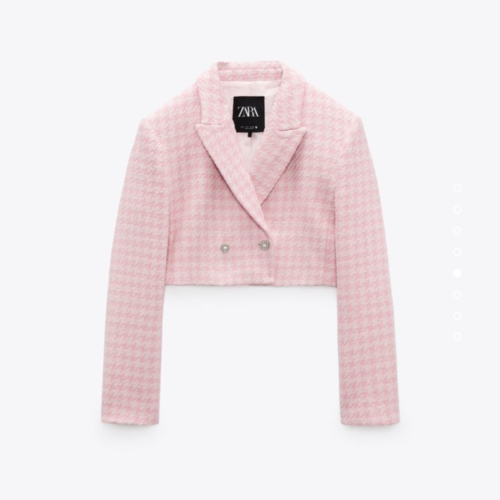 Lapel collar blazer with long sleeves. Double breasted Polyester